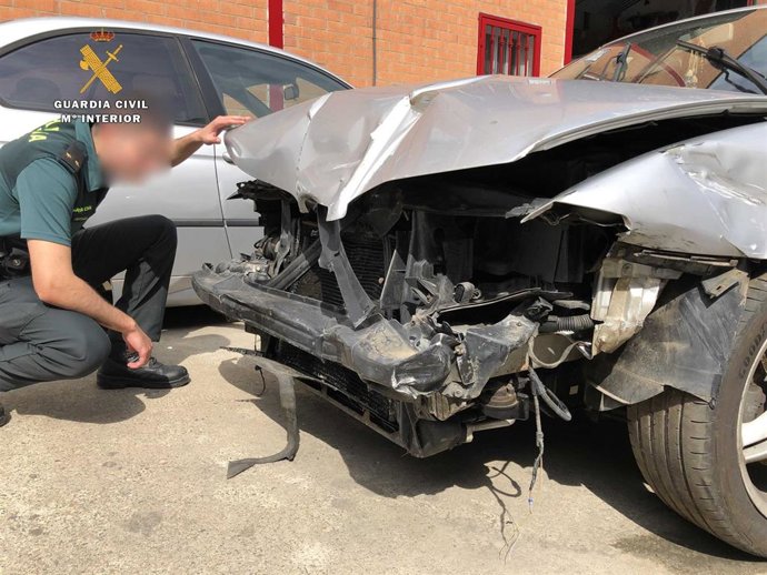 Un agente de la Guardia Civil inspecciona el vehículo del detenido