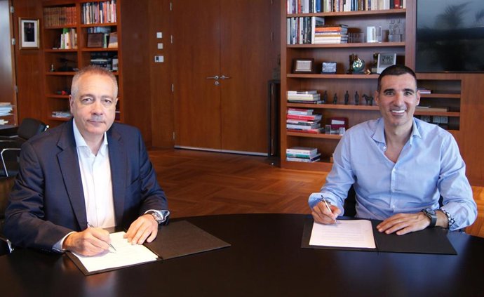 El delegado especial del Estado en el Consorcio de la Zona Franca de Barcelona (CZFB) y presidente de DFactory, Pere Navarro, y el presidente de Barcelona Tech City, Miquel Vicente