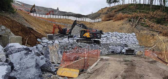Obras de construcción del dique en el vertedero de Zaldibar.
