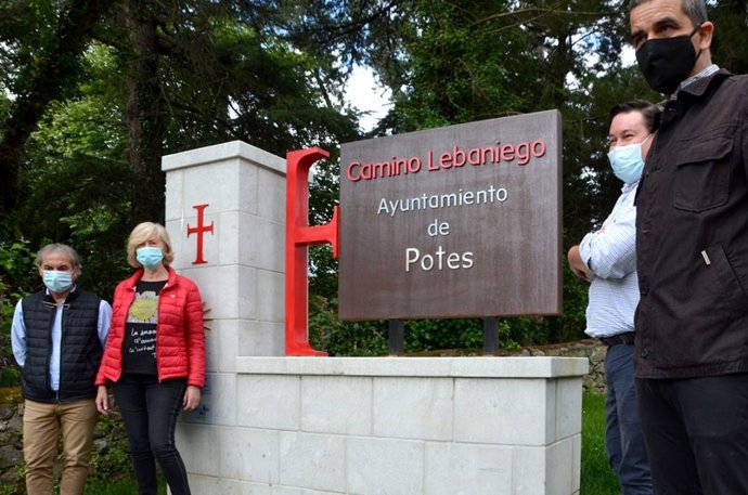 Lombó junto al alcalde, Javier Gómez, Manuel Bahíllo y Bernardo Colsa en el monolito de Potes