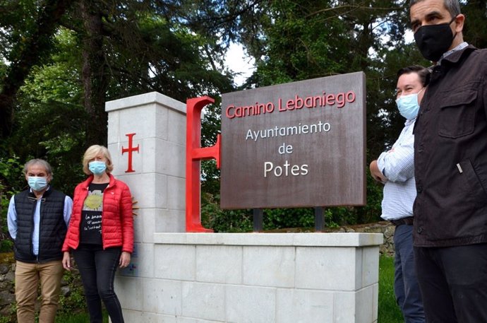 Lombó junto al alcalde, Javier Gómez, Manuel Bahíllo y Bernardo Colsa en el monolito de Potes