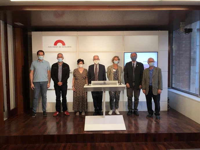 El Síndic de Greuges, Rafael Ribó (centro), acompañado de representantes de las entidades sociales, este 30 de junio del 2020 en el Parlament de Catalunya