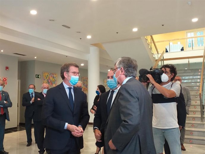 El presidente de la Xunta y candidato a la reelección, Alberto Núñez Feijóo, en el 'hall' del Círculo de Empresarios de Galicia, antes de participar en un almuerzo-coloquio.