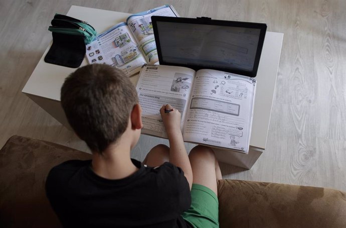 Un alumno de primaria hace los deberes en casa en una imagen de archivo.