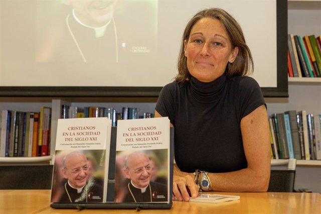 Paula Hermida en la presentación del libro 'Cristianos en la sociedad del siglo XXI', con 70 preguntas al prelado del Opus Dei, Fernando Ocáriz