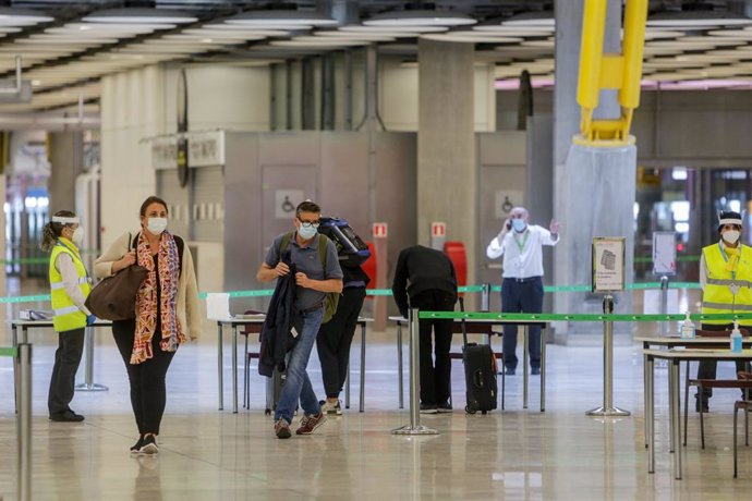 Varios pasajeros pasan un control en el Aeropuerto Adolfo Suárez Madrid-Barajas