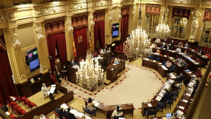 Sala de las Cariátides del Parlament, durante las sesiones plenarias de este martes.