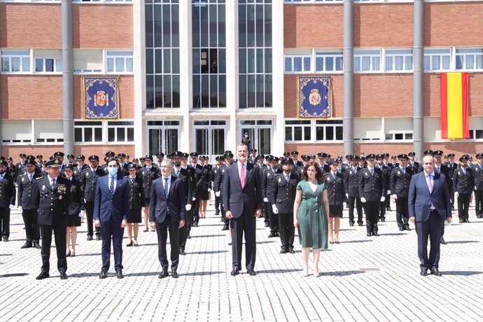 El Rey junto al ministro del Interior, Fernando Grande Marlaska y el resto de autoridades en la jura de la promoción de la Escala Básica de la Policía en el Complejo Policial de Canillas, en Madrid