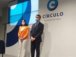 Feijóo repite que los colegios electorales son "seguros" y pide a los miembros de mesas acudir "con tranquilidad" El presidente de la Xunta y candidato a la reelección, Alberto Núñez Feijóo, junto a la presidenta del Círculo de Empresarios de Galicia, Patricia García.
