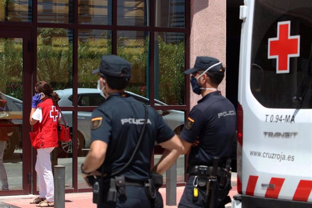 Agentes de la Policía Nacional custodian a los 83 usuarios que están infectados de COVID-19 en una de las sede de Cruz Roja en calle Elena Soriano de la capital. En Málaga, (Andalucía, España), a 25 de junio de 2020.