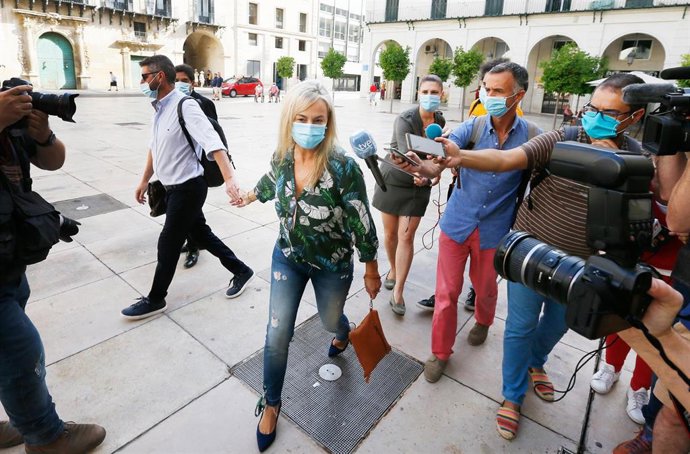 La ex alcaldesa del PP de Alicante Sonia Castedo, esquiva a los medios a su llegada a la Audiencia Provincial de Alicante para sentarse en el banquillo de los acusados por el caso Brugal