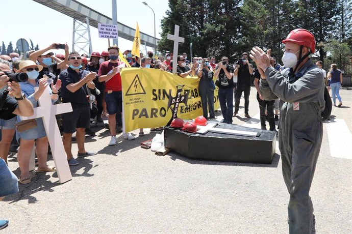 Trabajadores de la Central Térmica Teruel en la localidad turolense de Andorra aplauden durante una concentración en las puertas de la carboeléctrica, en el momento en el que se produce el último cambio de turno de los empleados.