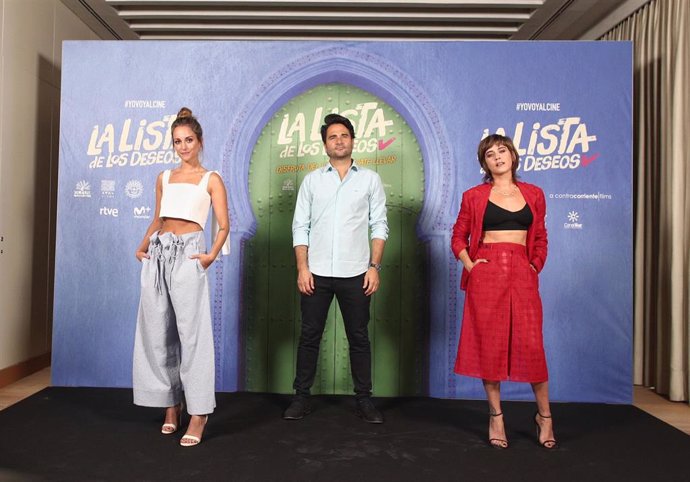 (D-I) La actriz María León, el director Álvaro Díaz Lorenzo, y la actriz Silvia Alonso durante la presentación de la película 'La lista de los deseos' de Álvaro Díaz Lorenzo en el Hotel Urso de Madrid (España), a 30 de junio de 2020.