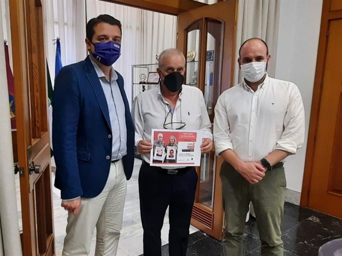 José María Bellido en el encuentro con Isidro Molina, padre del desaparecido Paco Molina.