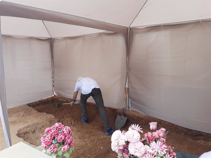 Treballs d'exhumacions en el cementeri de Castelló