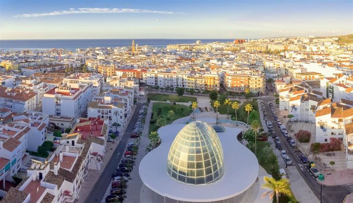 Vista de Estepona con el orquidario de la localidad