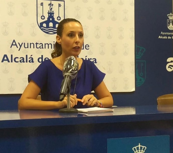 La delegada de Juventud en el Ayuntamiento de Alcalá de Guadaíra (Sevilla), Rosa Carro, en rueda de prensa.