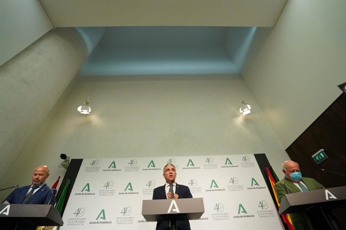 Elías Bendodo, en el centro, este martes