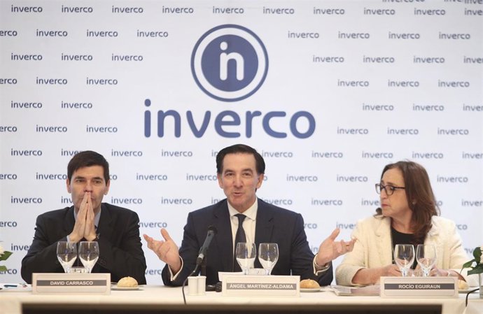 (I-D) El presidente de la Agrupación de Fondos de Pensiones, David Carrasco; el presidente de Inverco, Ángel Martínez-Aldamam y la  presidenta de la Agrupación de Instituciones de Inversión Colectiva, Rocío Eguiraun durante la presentación de las previs