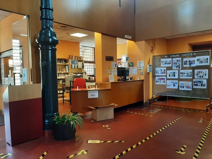 Biblioteca municipal con medidas de seguridad