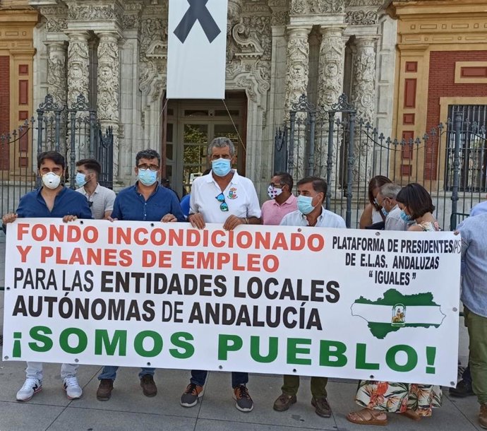Imagen de la protesta de las ELA este martes frente al Palacio de San Telmo, sede de la Presidencia de la Junta de Andalucía. 