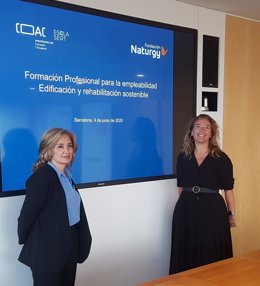 De izquierda a derecha, María Eugenia Coronado, directora general de Fundació Naturgy, y Snia Oliver directora general del Colegio de Arquitectos de Catalunya (COAC), que realizará la formación en edificiación y rehabilitación sostenible.