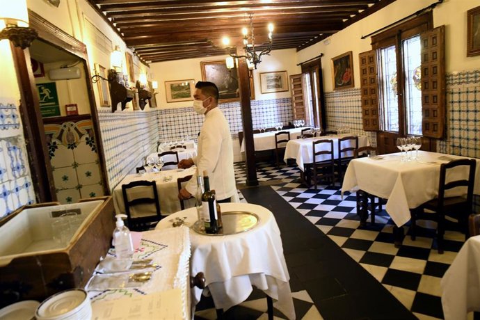 Un camarero del Restaurante Sobrino de Botín, más conocido como Casa Botín un día antes de su reapertura 