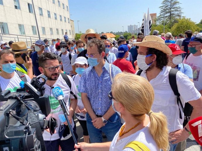 El coordinador provincial de IU, Fernando Macías, el coordinador general de IU Andalucía, Toni Valero, y  el alcalde de Trebujena, Jorge Rodríguez, tras la marcha contra la derivación de especialidades al grupo Pascual