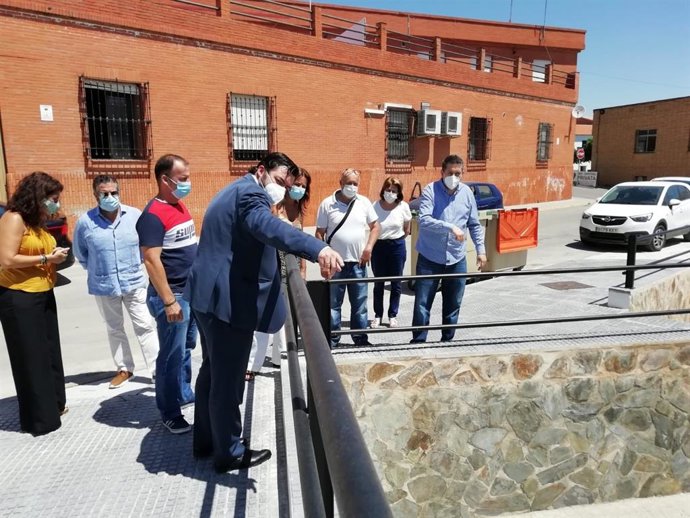 El director general de Administración Local, Joaquín López-Sidro, y la delegada territorial de Turismo, Regeneración, Justicia y Administración Local, María Ángeles Muriel, en su visita a Rosal de la Frontera para conocer las actuaciones del PFEA.