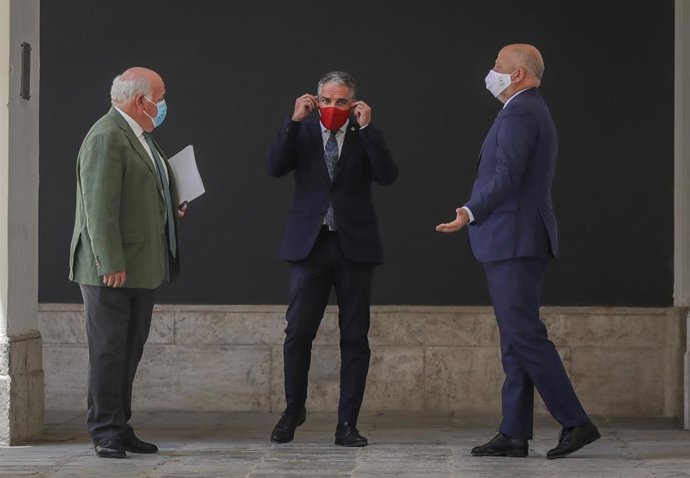 (I-D)El consejero de Salud y Familias, Jesús Aguirre; el consejero de Presidencia, Elías Bendodo, y el consejero de Educación y Deporte; Javier Imbroda, a su llegada a la rueda de prensa posterior al Consejo de Gobierno de la Junta de Andalucía. En Sevi