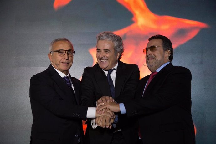 Alejandro Blanco (izda), Iñaki Ereño (centro) y Miguel Carballeda (dcha) juntan sus manos durante el anuncio de los I Juegos Inclusivos