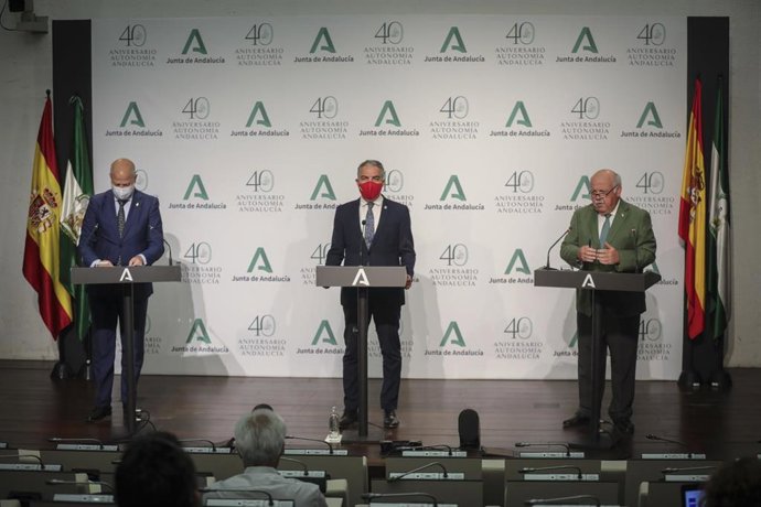 El consejero de Salud y Familias, Jesús Aguirre; el consejero de Presidencia, Elías Bendodo, y el consejero de Educación y Deporte, Javier Imbroda, en la rueda de prensa posterior al Consejo de Gobierno