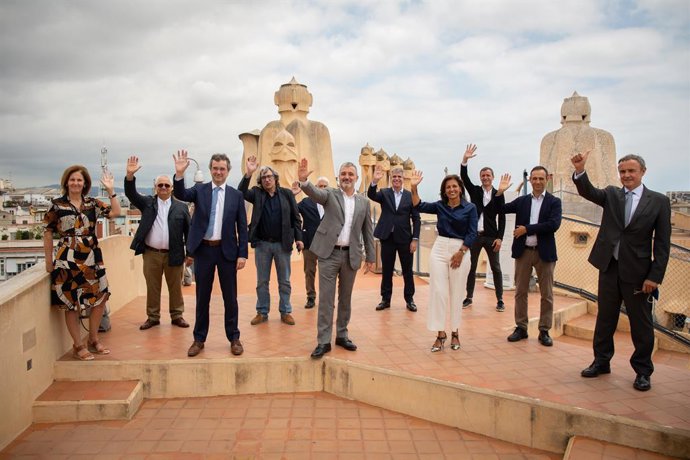 El regidor de Turisme de Barcelona, Xavier Marcé (4i); el primer tinent d'alcalde, Jaume Collboni (6i); el president de Turisme de Barcelona, Eduard Torres (3i); i la directora general del consorci Turisme de Barcelona, Marian Muro (4d)