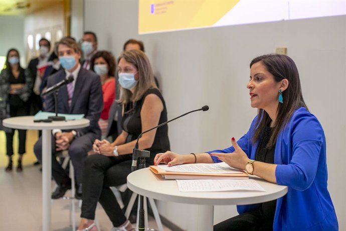 La consejera de Turismo, Industria y Comercio del Gobierno de Canarias, Yaiza Castilla, en primer término