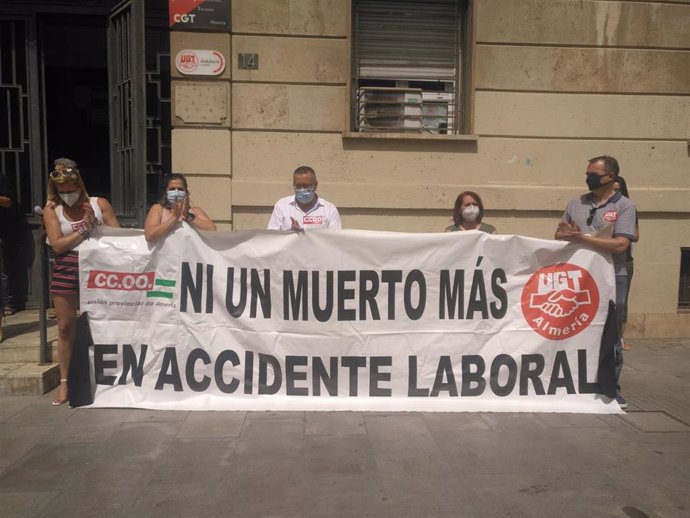Concentranción frente al edificio sindical de Almería