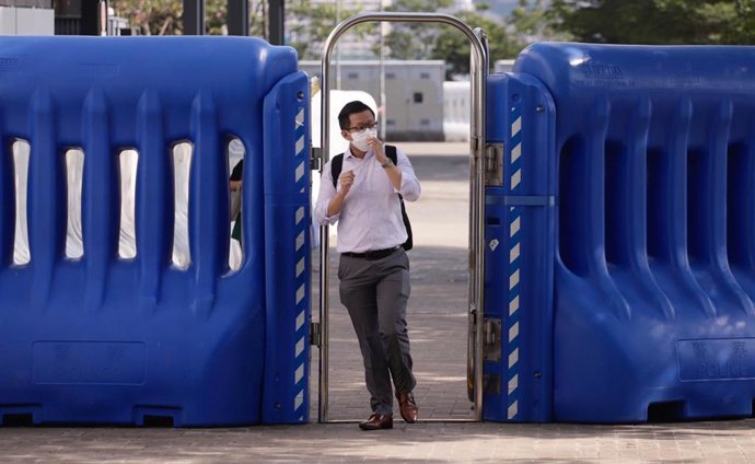 Un hombre con mascarilla en Hong Kong.