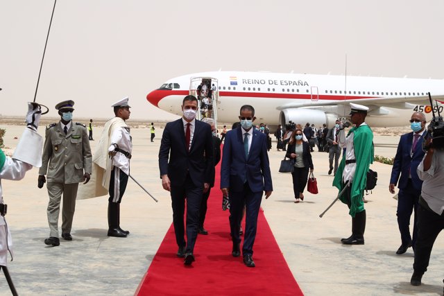 El primer ministro de Mauritania, Ismail Ould Bedde Ould Cheikh Sidiya (d), recibe al presidente del Gobierno, Pedro Sánchez (i), a su llegada a Mauritania