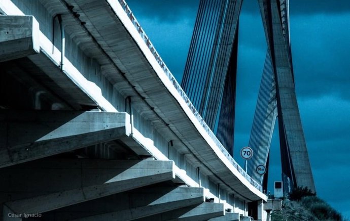 Puente Internacional sobre el Guadiana entre Ayamonte (Huelva) y el Algarve portugués.