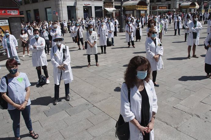 Componentes del sindicato Amyts, mayoritario entre los médicos madrileños, durante la concentración en la Puerta del Sol en "homenaje a los fallecidos" por la crisis sanitaria del coronavirus y en "defensa de la profesión médica".