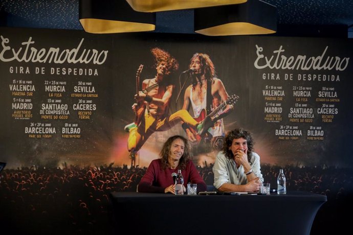 Roberto Iniesta e Iñaki Uoho Antón de Extremoduro durante una rueda de prensa en la que confirmaron su gira de despedida. Hotel RIU Plaza España de Madrid (España), a 19 de diciembre de 2019.