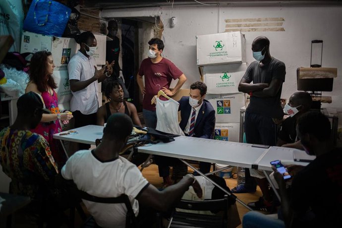 El presidente del Parlament de Catalunya, Roger Torrent, ofrece declaraciones a los medios de comunicación tras su reunión con el Sindicato Popular de Vendedores Ambulantes de Barcelona, en Barcelona, Catalunya (España), a 30 de junio de 2020.