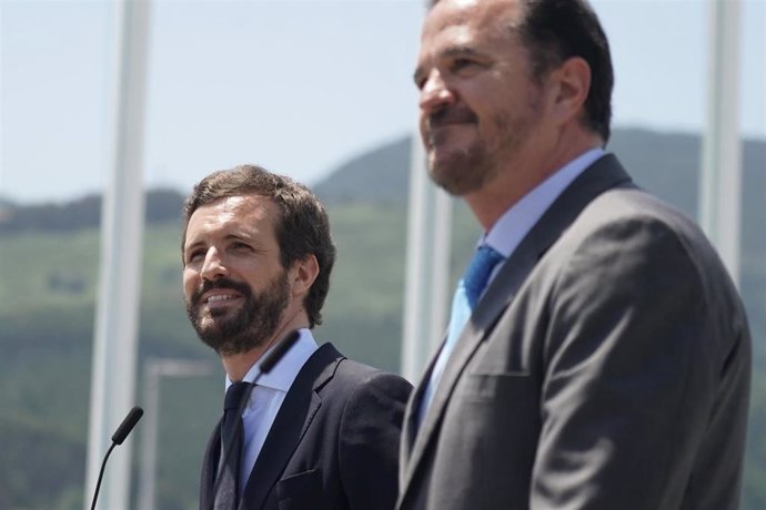 (I-D) El presidente del Partido Popular, Pablo Casado; y el candidato a lehendakari de la coalición PP+Cs, Carlos Iturgaiz, durante su visita al complejo petroquímico de Petronor en Muskiz, Vizcaya, País Vasco (España), a 22 de junio de 2020.