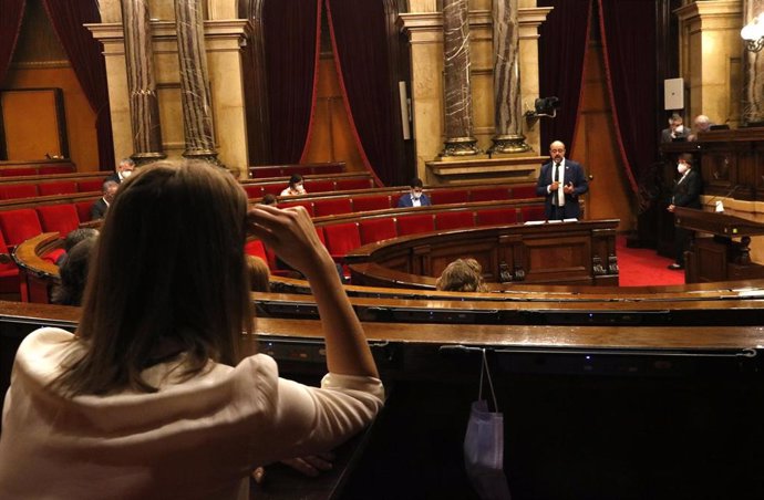 Pla obert del ple del Parlament, mentre intervé el conseller d'Interior, Miquel Buch. En primer pla, la líder de CatECP, Jéssica ALbiach, d'esquenes. Imatge del 17 de juny del 2020.