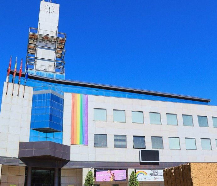 Imagen del Ayuntamiento de Getafe con una gran lona con los colores de la bandera LGTB