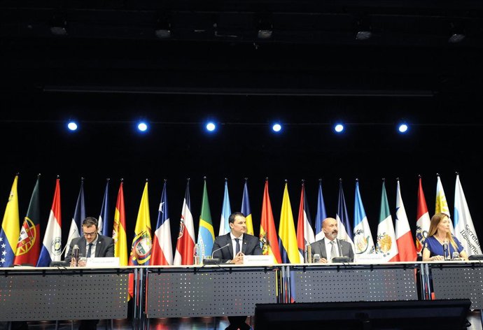 Los ministros de Presidencia, Economía y Empresa, Jordi Gallardo, y el ministro de Salud, Joan Martínez Benazet, acompañados de sus respectivos secretarios de Estado.