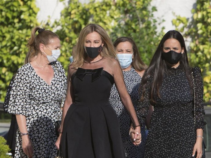 Ana Obregón junto a Carolina Monje y sus hermanas llegando a la Parroquia Nuestra Señora de la Moraleja