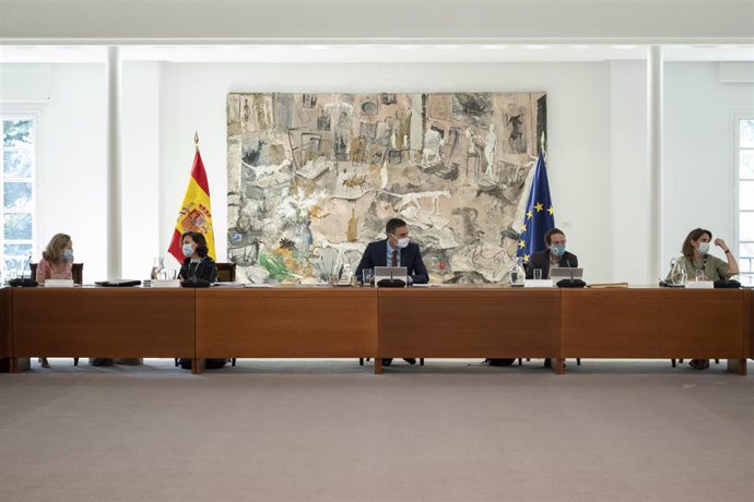 El presidente del Gobierno, Pedro Sánchez, preside la reunión del Consejo de Ministros donde se aprobará la prórroga hasta el 30 de septiembre de los expedientes de regulación temporal de empleo (ERTE) asociados al Covid-19 y de la prestación extraordin