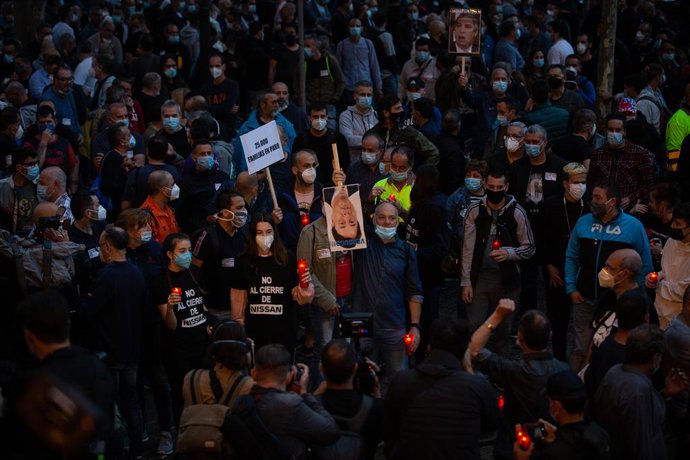 Els treballadors de Nissann, en una marxa nocturna per la ciutat de Barcelona en protesta pel tancament de les plantes a Catalunya,  a 8 de juny de 2020.