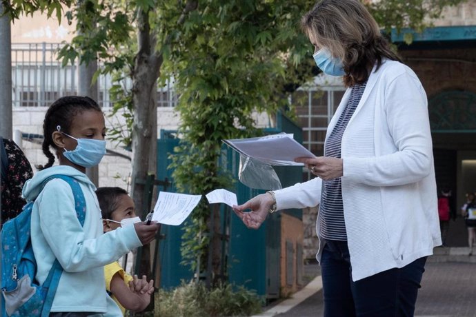 Una profesora y una alumna en Jerusalén durante la pandemia de coronavirus