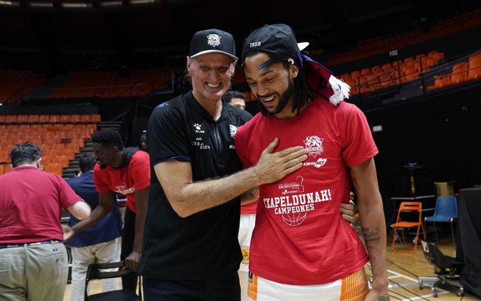 El entrenador del Baskonia, Dusko Ivanovic, celebra con Pierria Henry el título de la Liga Endesa 2020